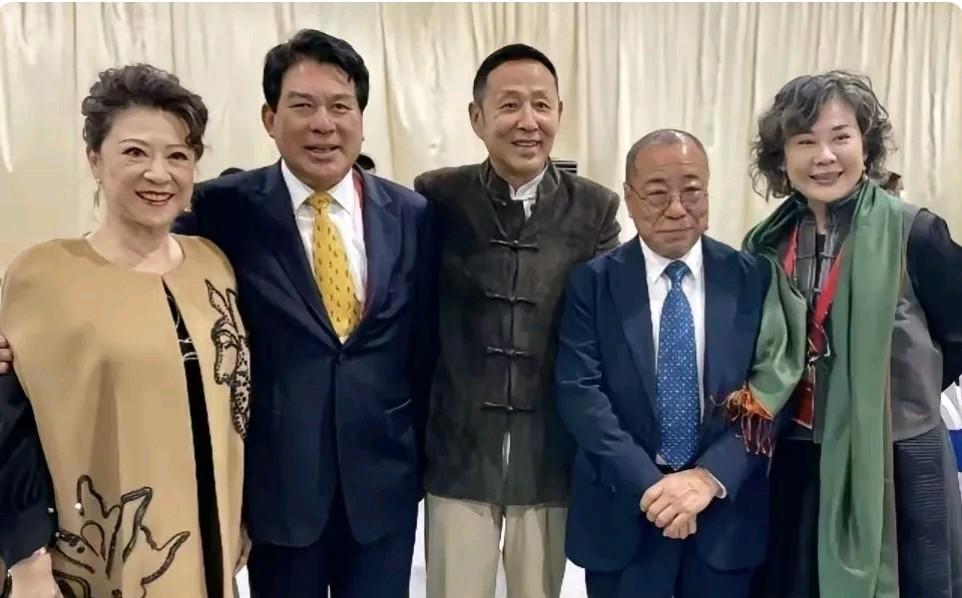 一张5人照，左边这三位大家都是熟悉吧！右边这两位你认出来是谁吗？我没看出来是谁？