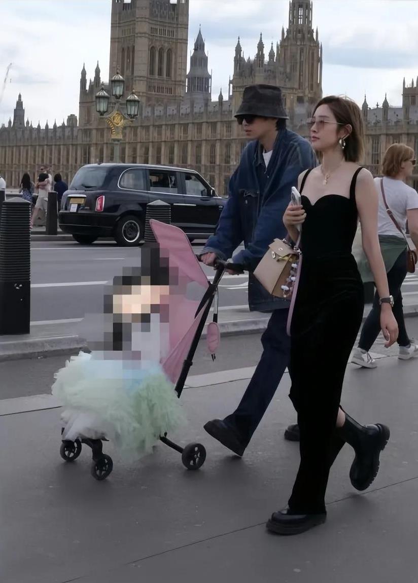 今日有网友在伦敦街头发现张若昀、唐艺昕携女儿出行。张若昀负责推着女儿，夫妻俩陪伴