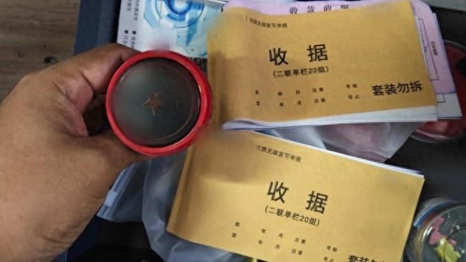 太坑了！8月28日新民晚报消息，上海一位老伯搬家，网上和商家谈好1300元全包一