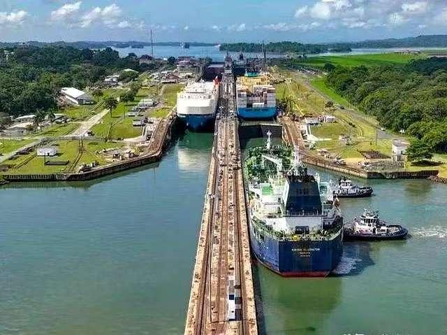 有人说，李嘉诚去年打算把港口卖给美国公司，要是卖成了，现在就没有损失了。从巴拿马