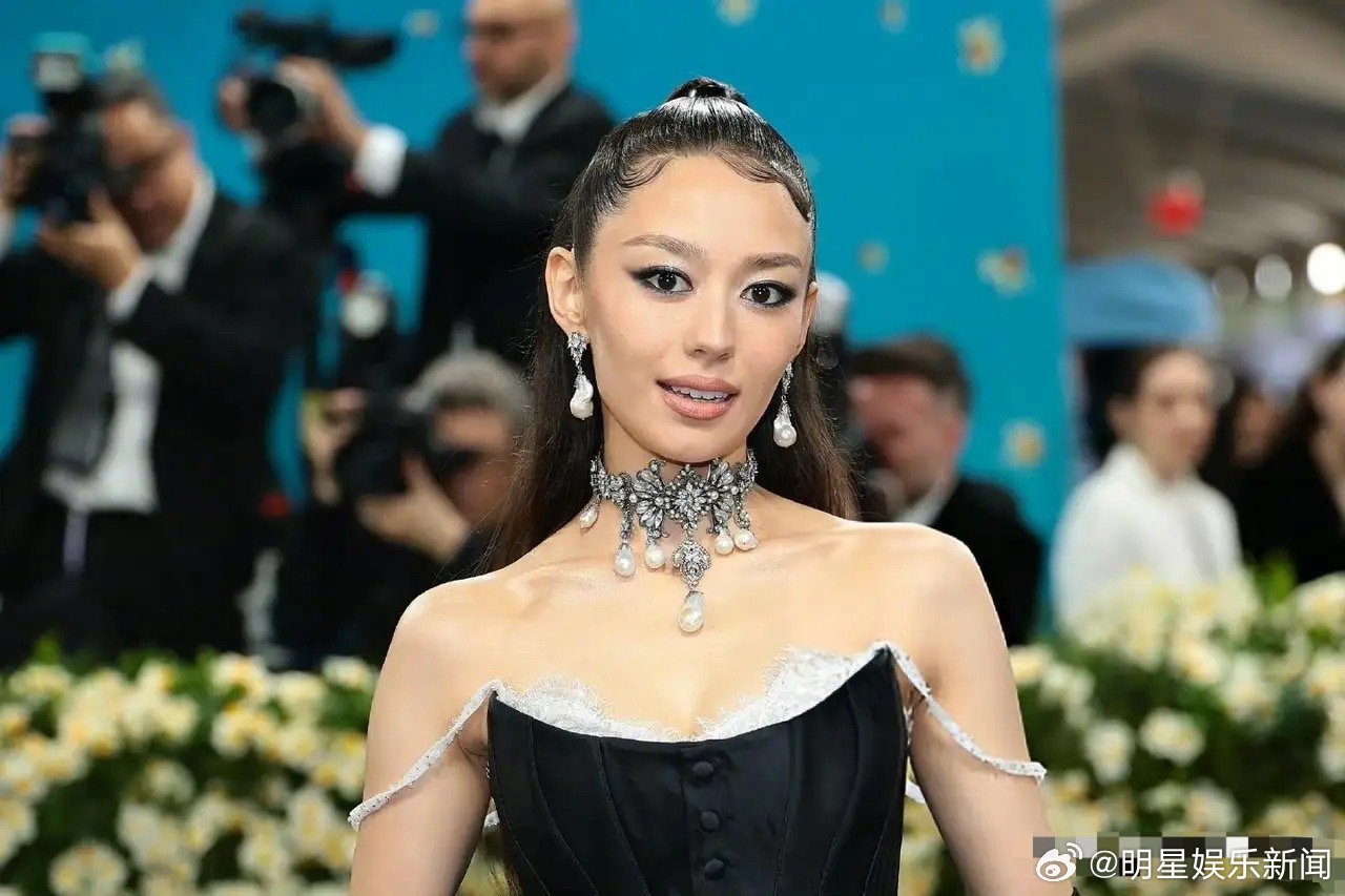 朗朗老婆吉娜盛装打扮出席MetGala红毯，这次她画了一个欧美妆，乍一看还以为是