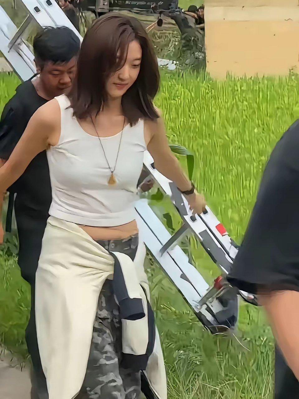 孙千肚子上的肉也太真实了！​​​