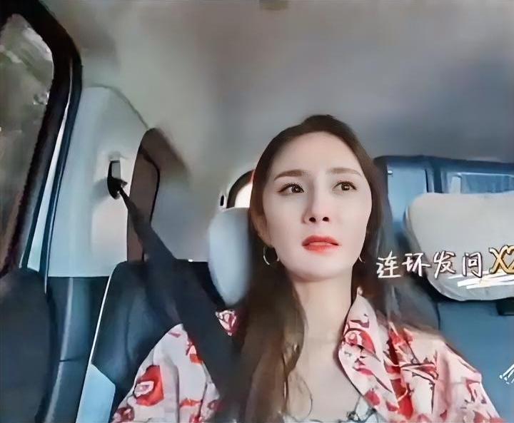 杨幂绝对很色，只是她掩藏得好！没被拍到！有一次杨幂参加一个综艺，和一个女