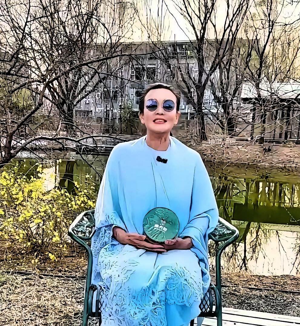 汪小菲11岁时把父亲送的运动鞋扔出门外，44岁时把张兰的付出踩在脚底。11岁