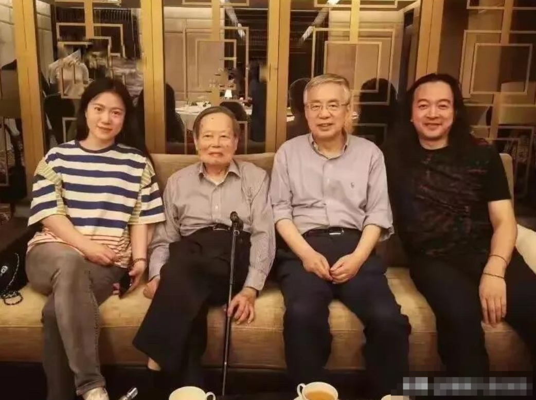 这是杨振宁教授和妻子翁帆，还有他儿子的合影，感觉人不服老还是不行啊，坐在最右边的