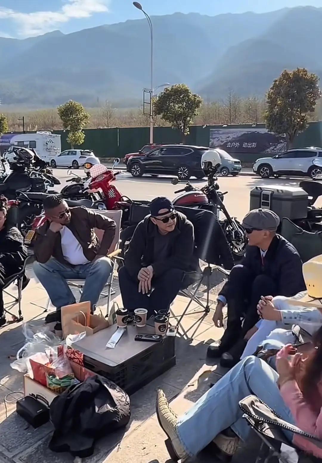 李亚鹏大理过年，和大冰坐马路边聊天烟不离手，自称也想流浪了！