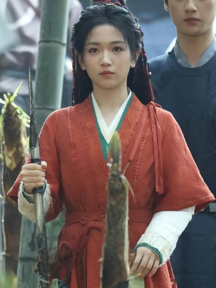 同样的发型，换一件衣服，气质就不一样。代露娃有江湖感，李兰迪就是可爱小妞感。​