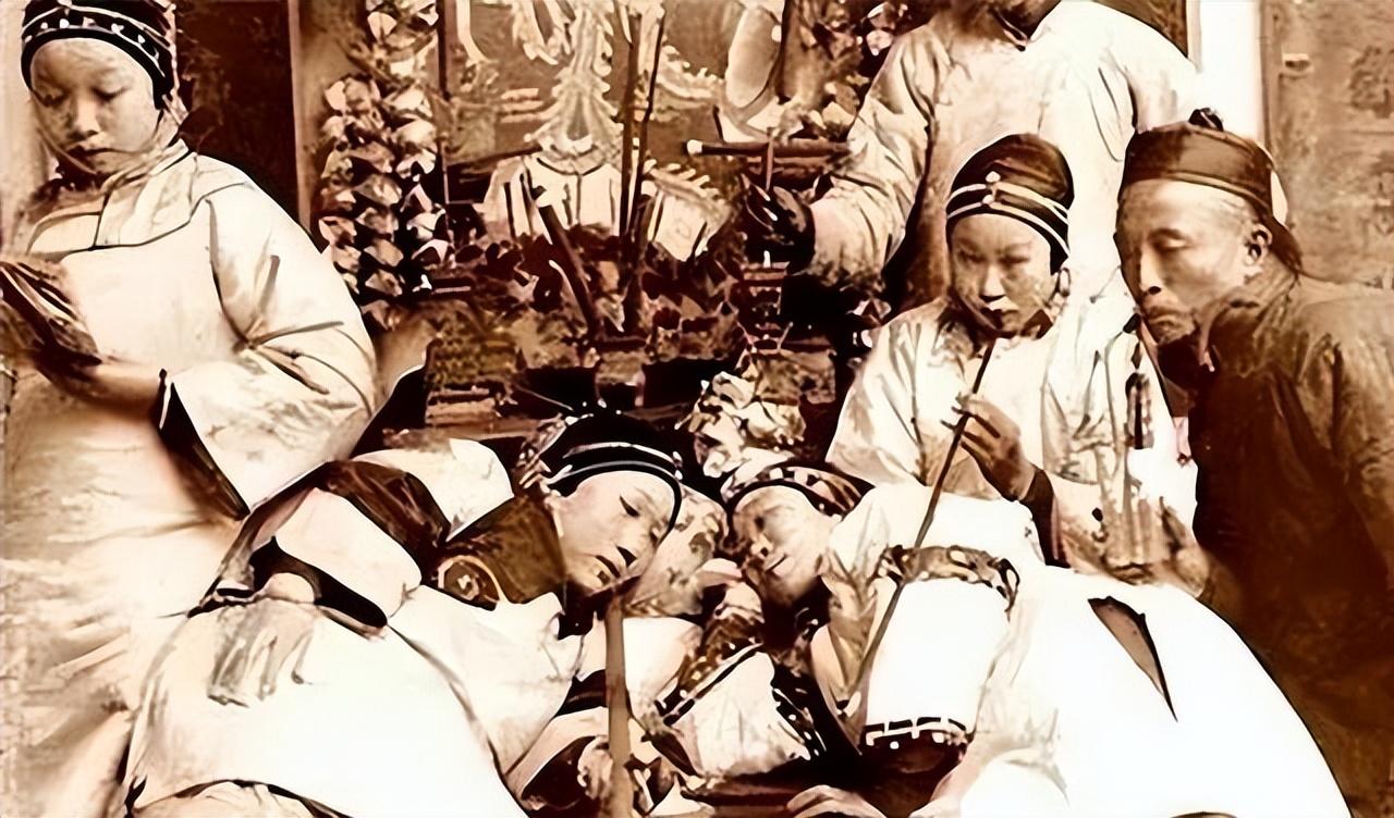 清末民初，广东一带盛产一种对女性极具摧残的职业——瞽妓，就是盲人妓女，这些妓女不