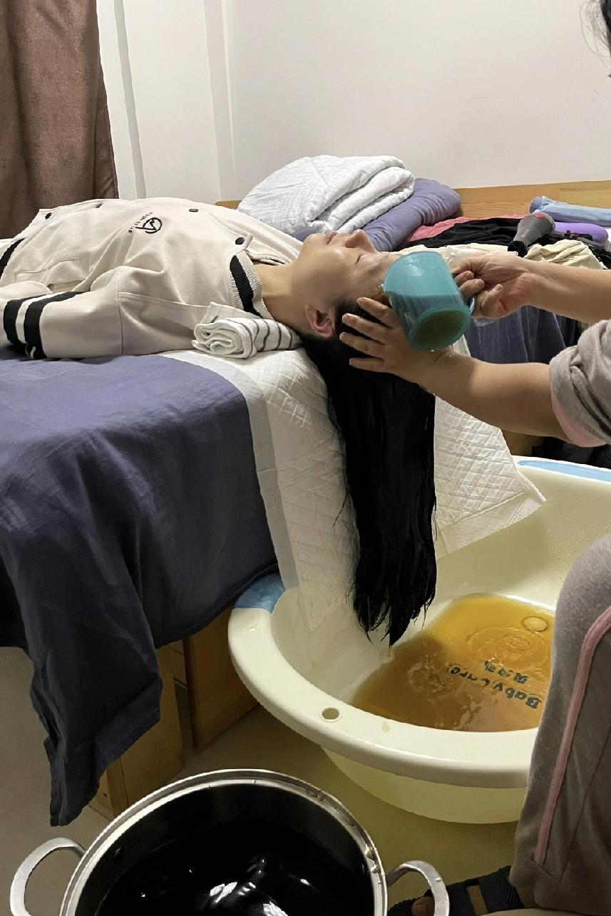 真是不能逞强啊！六十多岁的人了，带着病去伺候月子，值当吗？我姑今年64，腰椎间