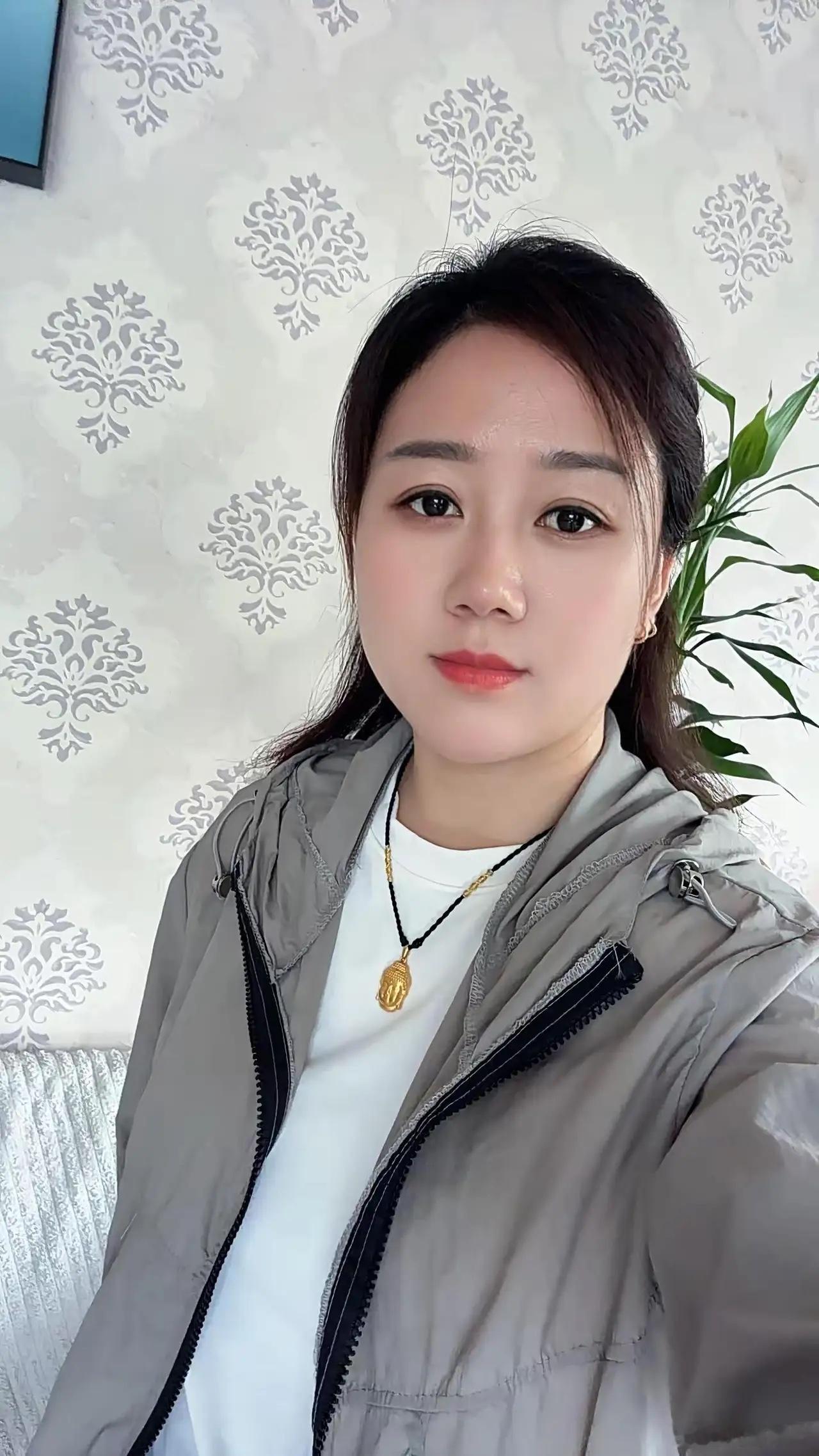 一位高校辅导员说：说句难听话，有些女大学生真是不要脸。每天都有一些豪车停在校门口