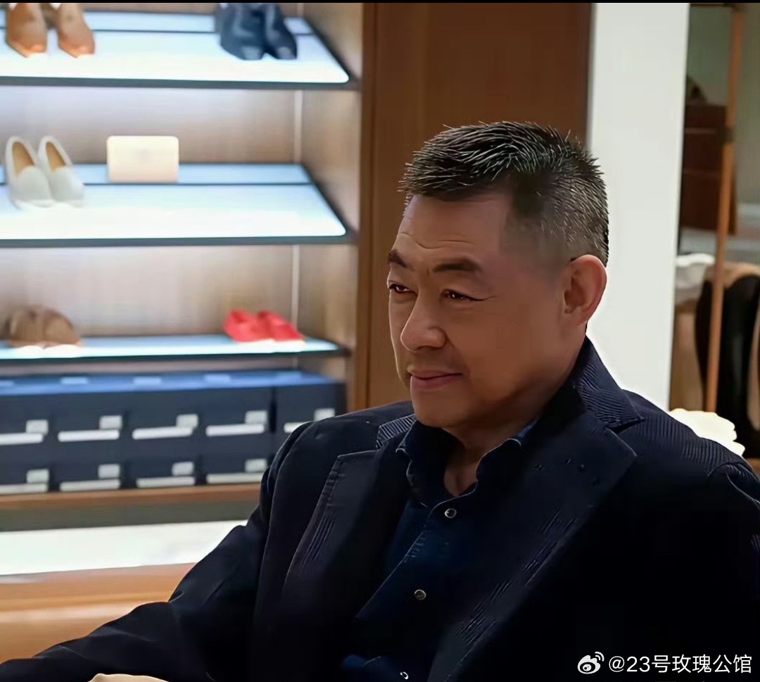 不愧是朱珠的父亲，看着让人好有压迫感，有没有人知道他父亲是做啥的？