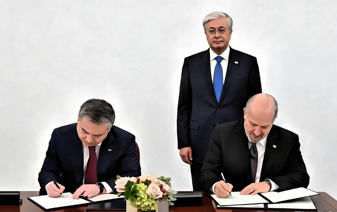 哈萨克斯坦这回算是抱着金饭碗犯愁了!家里挖出了大把稀土，一心还要卖给美日献殷