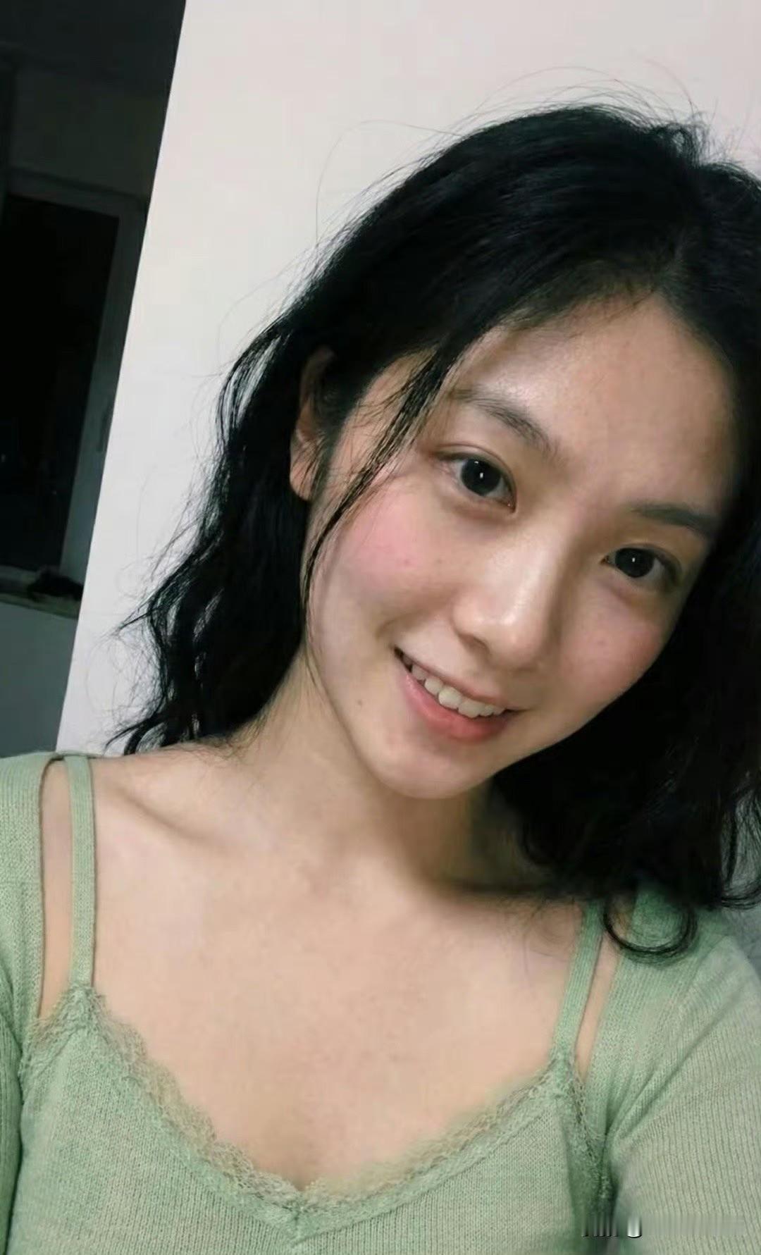 凝视着这张未施粉黛的脸。三十岁的肌肤不再有二十岁的紧致饱满，眼角的细纹在晨光中清