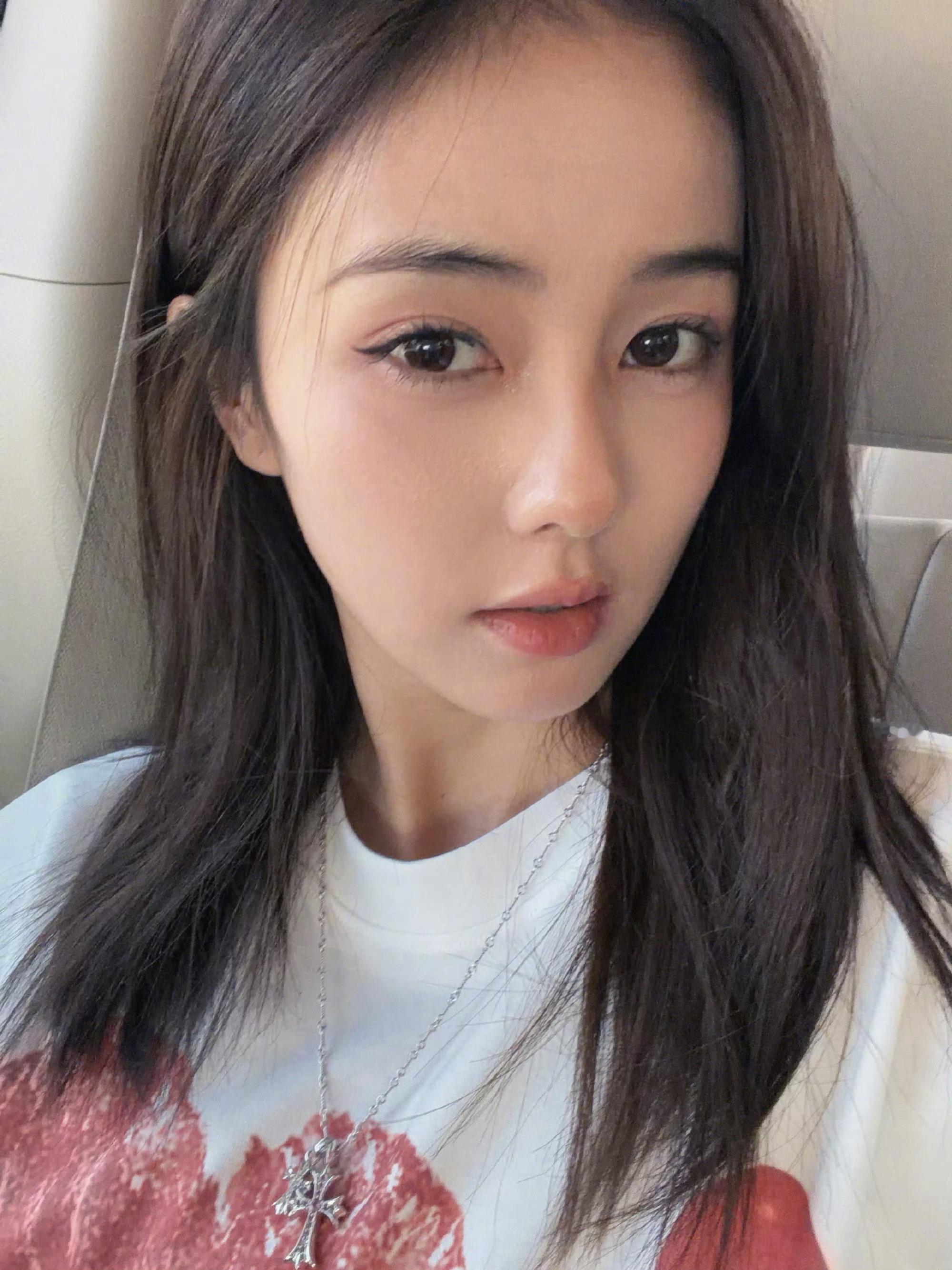 白鹿晒手搓眼线手搓眼线也能这么好看，白梦妍好棒