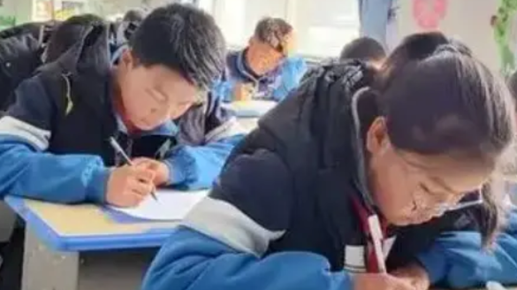 初中阶段，想要孩子成绩保持在第一梯队，三大主科应该这样子去抓！1、数学：三个重