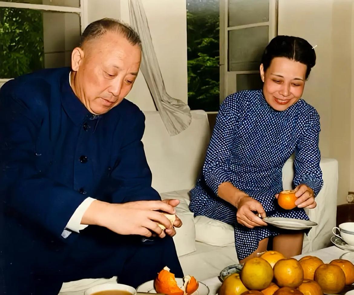 1955年，卫立煌和夫人韩权华在北京住所沙发上剥橘子吃的合影，当时卫立煌刚刚回国