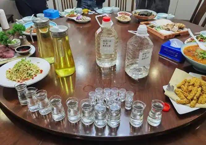 听人讲，信阳罗山那喝酒事件一发生，一起喝酒的4个人就想着私下把这事儿解决掉。他们