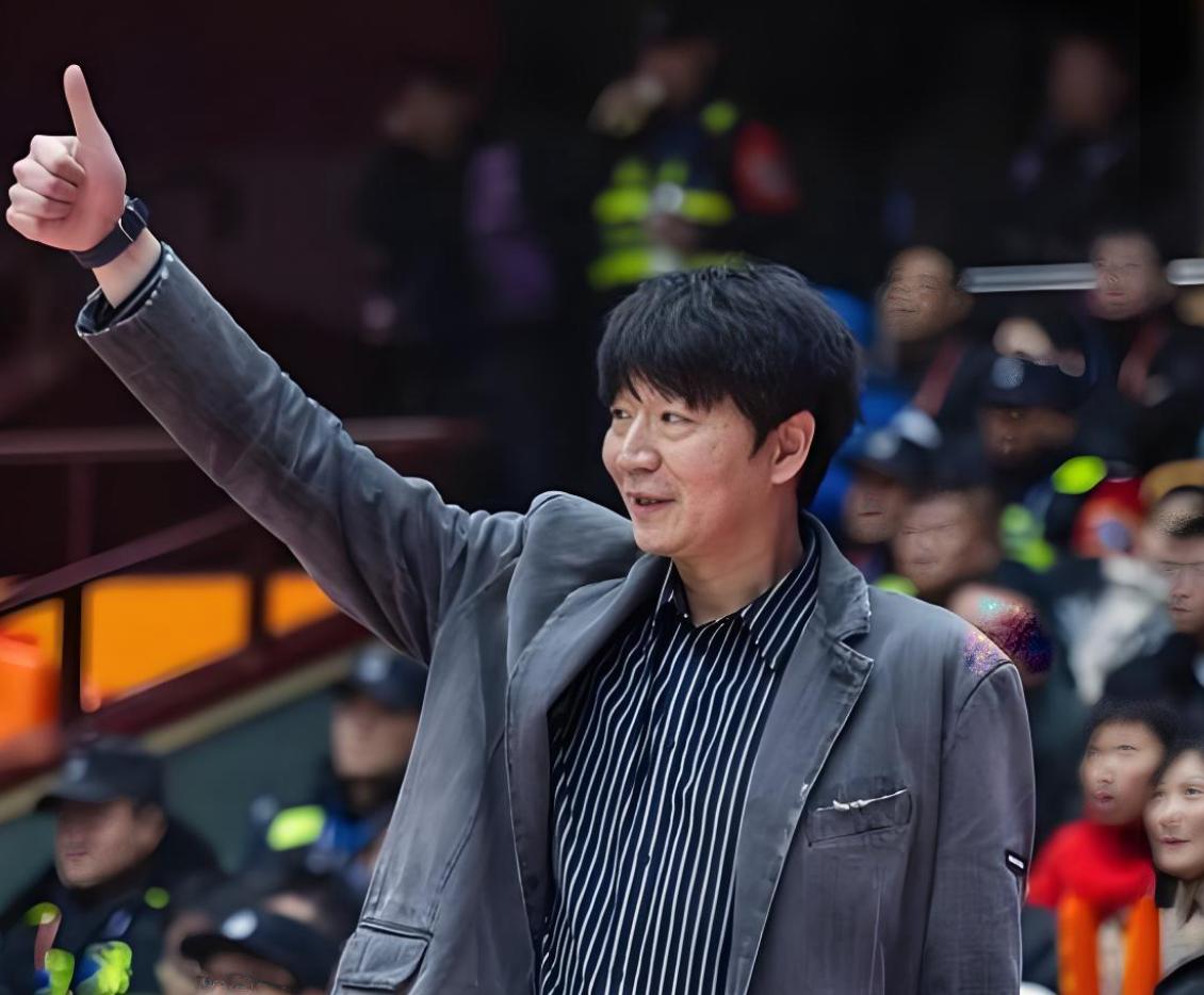 赢广厦21分！山东队收获100万奖金，邱彪满面笑容CBA联赛杯季军争夺战，在山