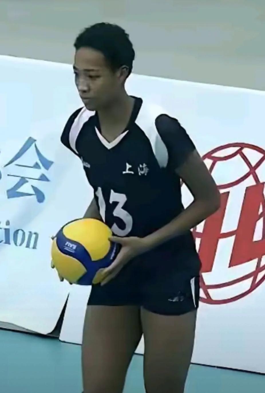 图中十六岁的邵子嫣，她的身高臂展非常理想，爆发力强，扣球时速高达87公里，可以说