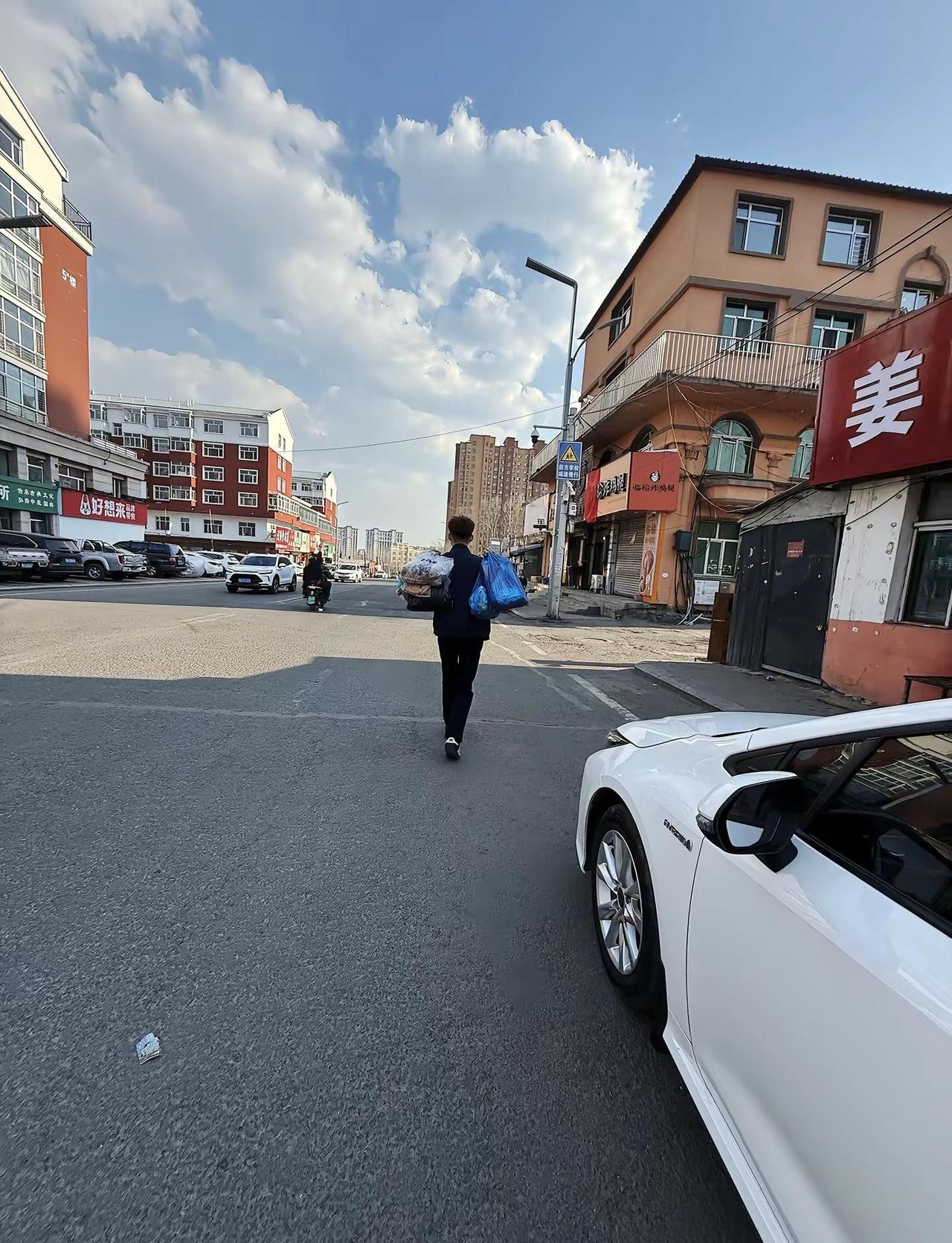 我根本离不开我老公因为他是唯一一个给我钱花还要看我脸色的人他是一家之主我比他小