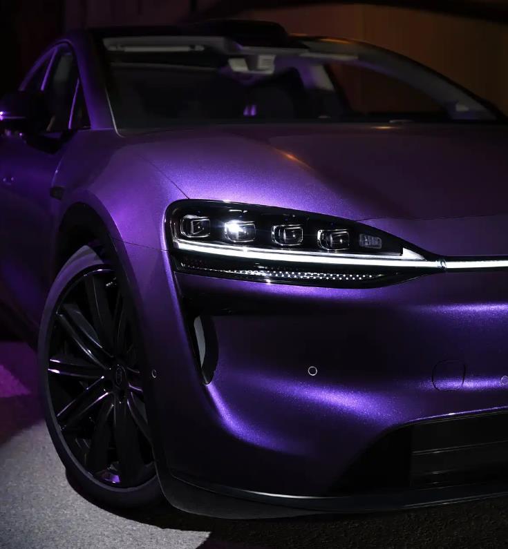 继前不久发布智界R7/智界S7活力橙配色后，近日官方又发布暗夜紫配色官图，其饱和