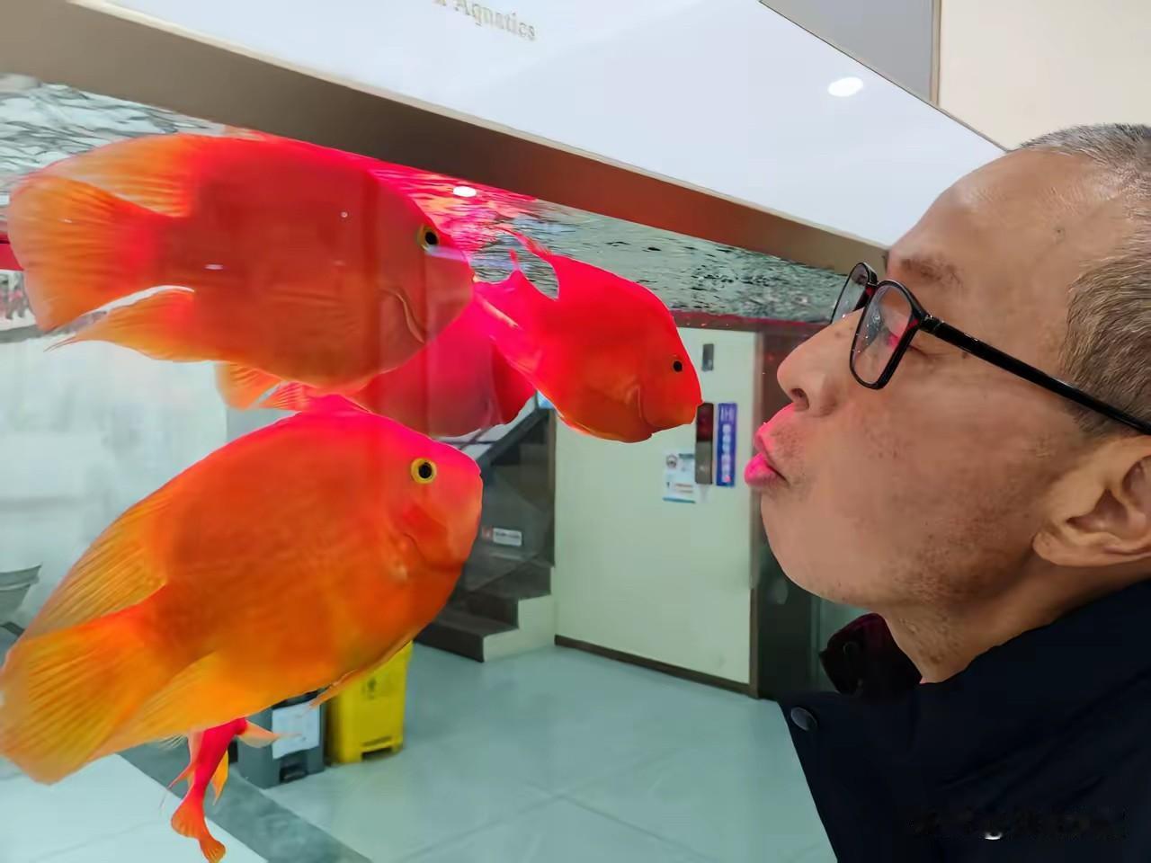 如今特朗普的战术就一个字“骗”：中国人一反制，美国人就威胁，逼中方谈特朗普对