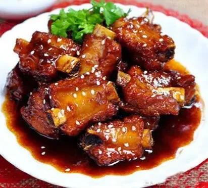 今天给大家带来一道超级下饭、超级开胃的经典菜——糖醋排骨！简单几步，轻松做出外酥