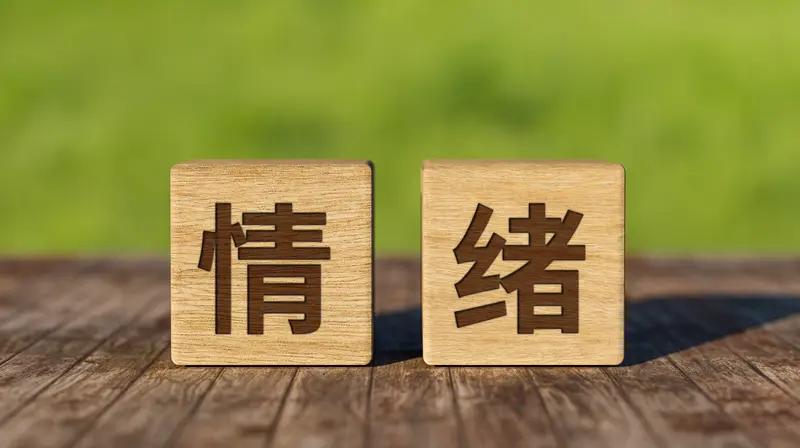 和女生聊天想调动她的情绪，核心是别只讲理性逻辑，要从彼此感受出发。比如女生说工