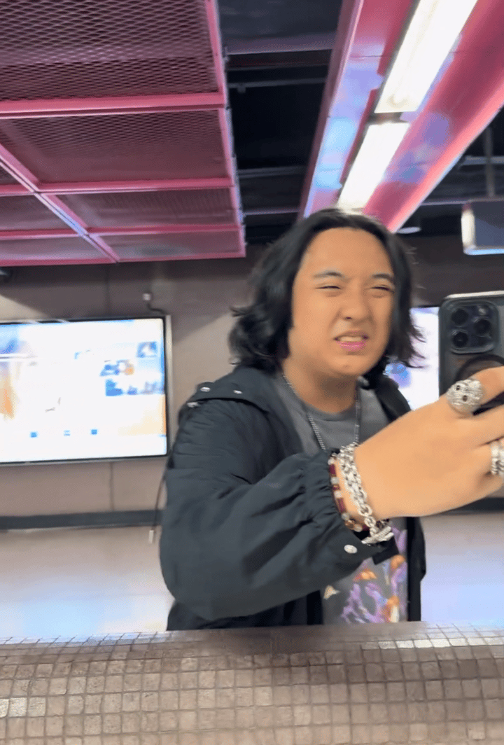 哪里丑了？这明明就是翻版吴镇宇有些人内在魅力远远超过外在皮囊看到费曼和杨