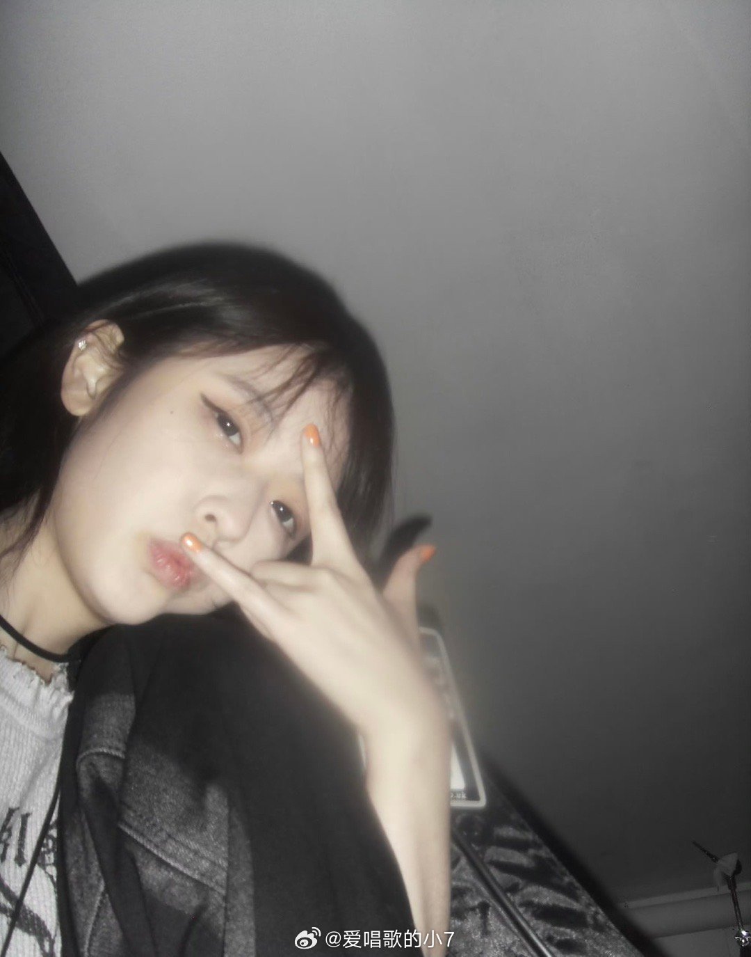 刚才在社交平台又刷到了前任跟他前女友的合照，他俩谈了一年多了。看起来很幸福。但其