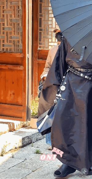 许凯又换了一套新官服，看起来非常有官威，腰带尤其华丽，上边有密密麻麻的金属扣，闪