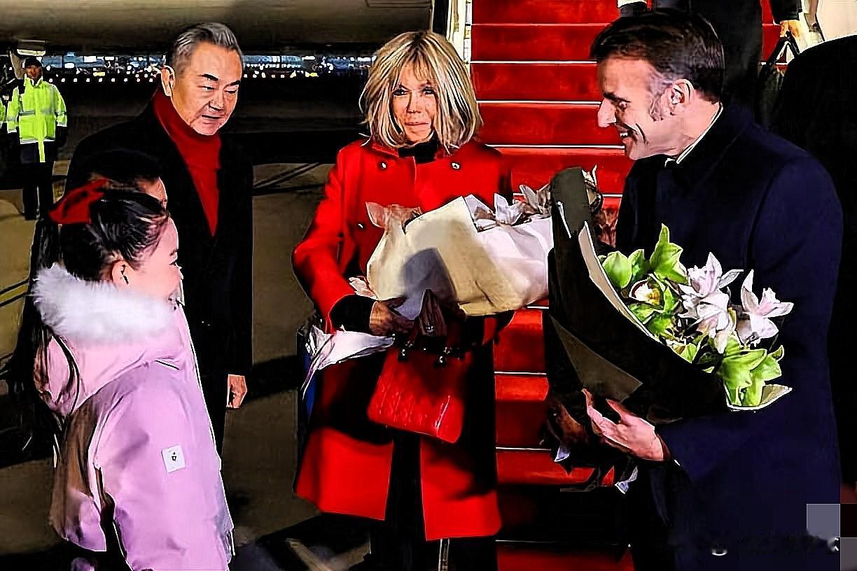 马克龙结束访华之行法国随行的人员：表示很震撼、我们住酒店在高楼之间，成都的高铁