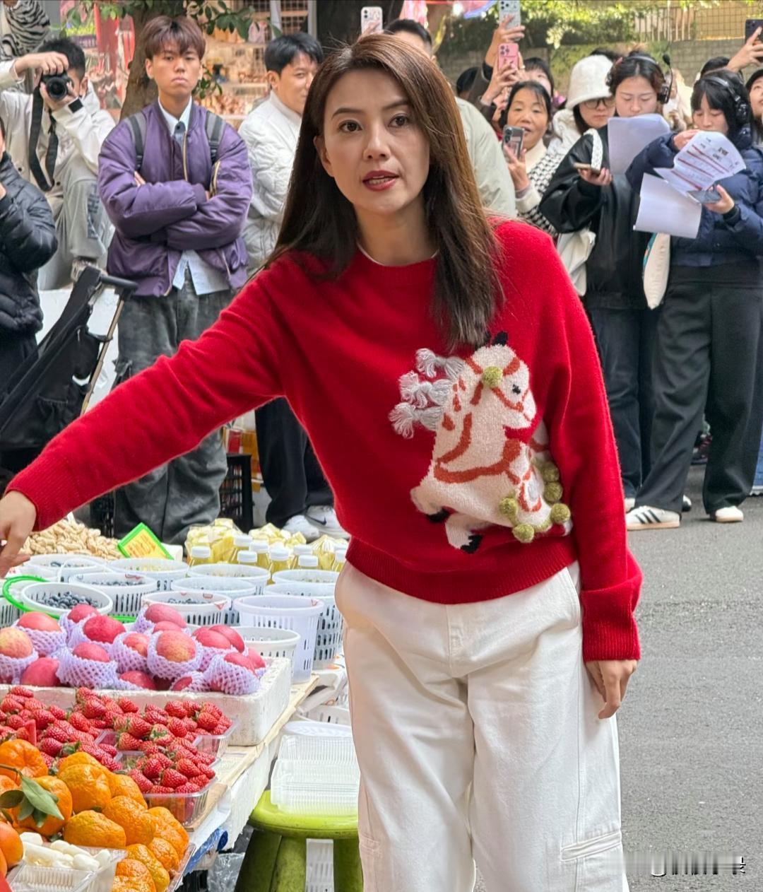 46岁高圆圆现身广西玉林街头，在路边摊买水果。她的身材好苗条，虽然脸上有了皱纹，