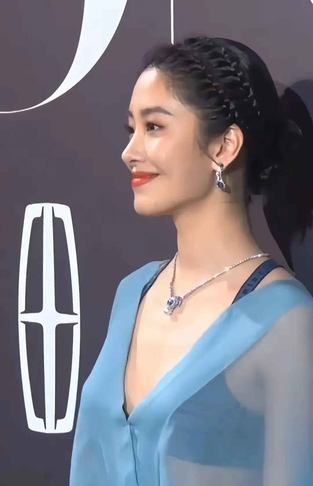 这五官，这小酒窝，这气质，放在内娱那也称得上是顶级美女了。有人说她像吴千语，可