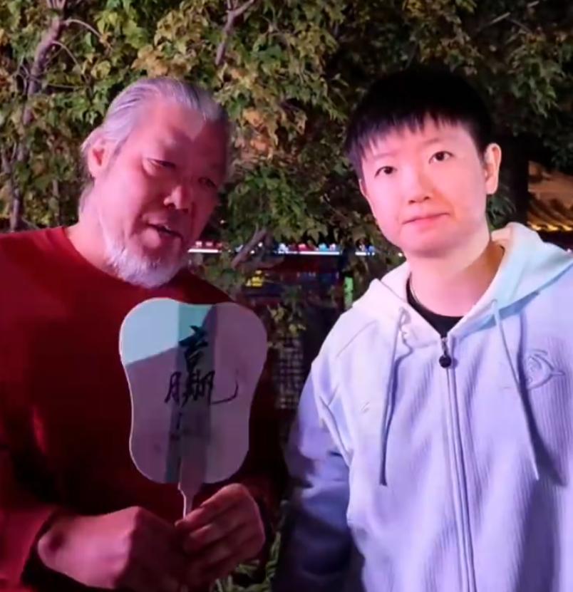 笑死我了！莎莎看到非遗传承人庞老师给佳佳的扇子写着“赢”，也让庞老师给她写了一个
