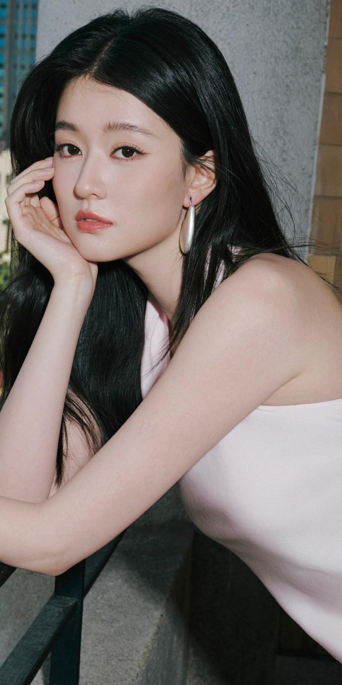 乔欣活动造型壁纸：轻盈柔美之姿。