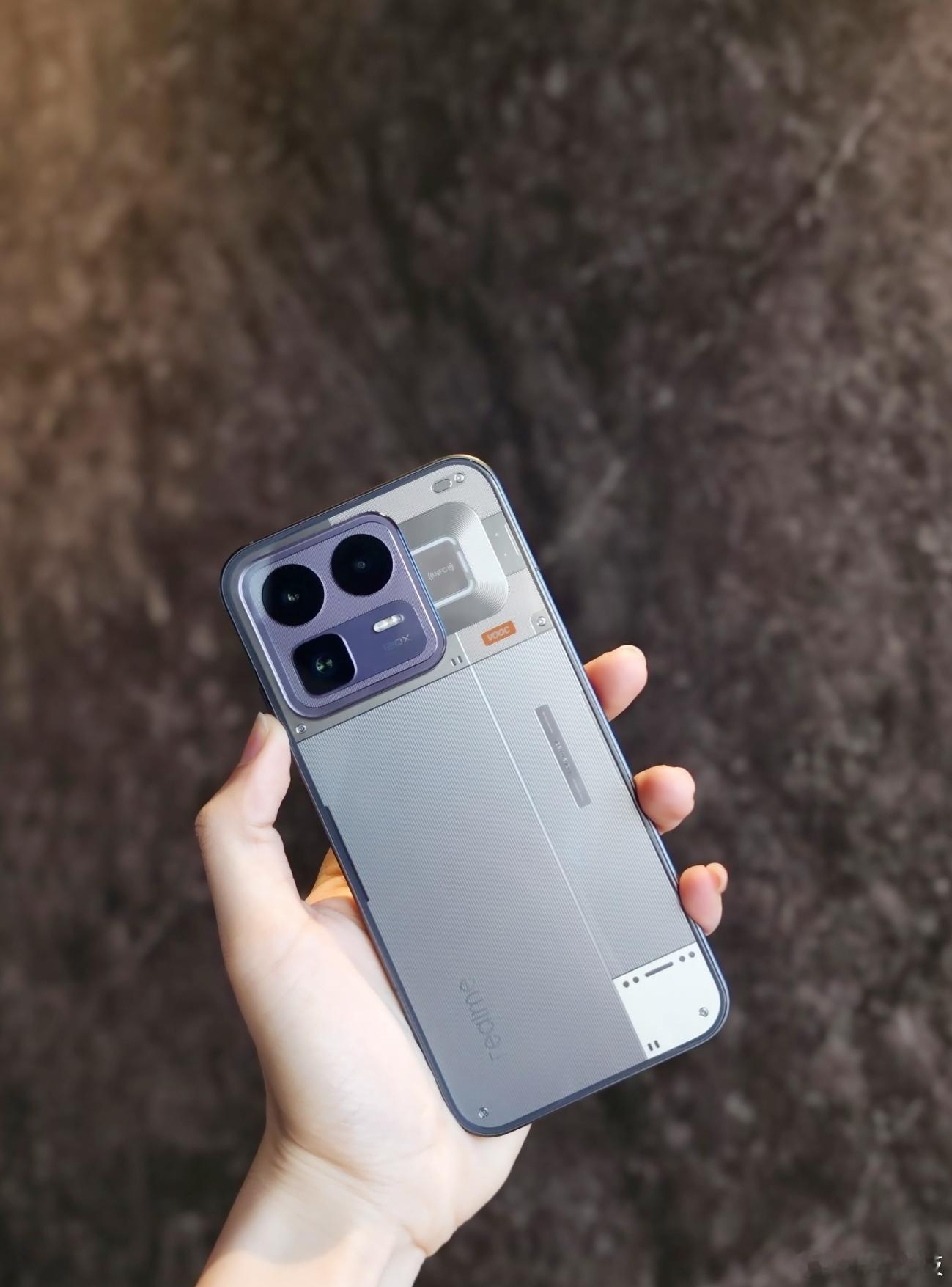 前面说过，涨价已经不可避免的情况下，中端机的竞争将会是史无前例的激烈，因为旗舰要