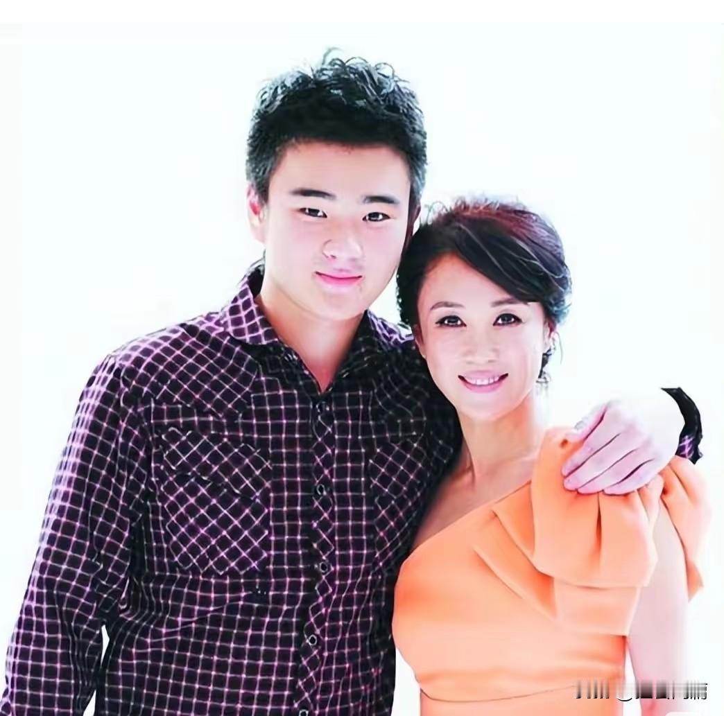 傅艺伟真的是作孽呀！10年前不光拉着自己的妹妹傅艺敏一起吸食毒品，还有一位演员