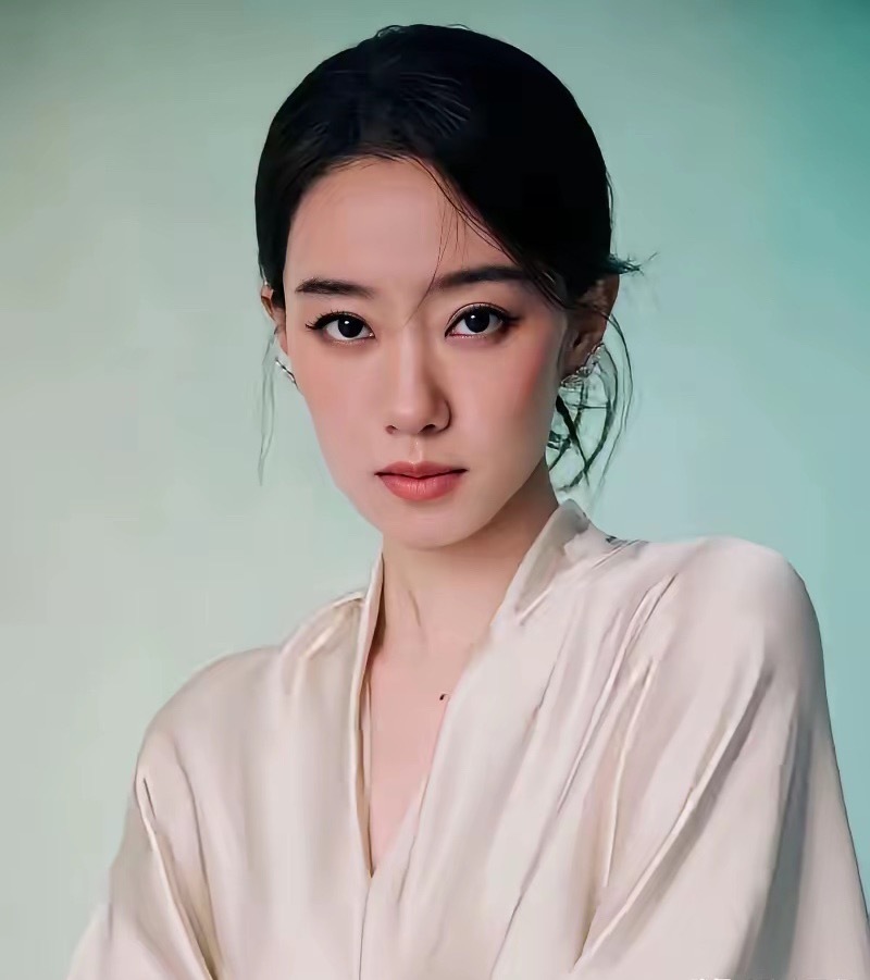 同组的热巴拿走八百万，张艺兴拿走五百万，张小斐把一张零片酬的合同直接拍在周星驰桌