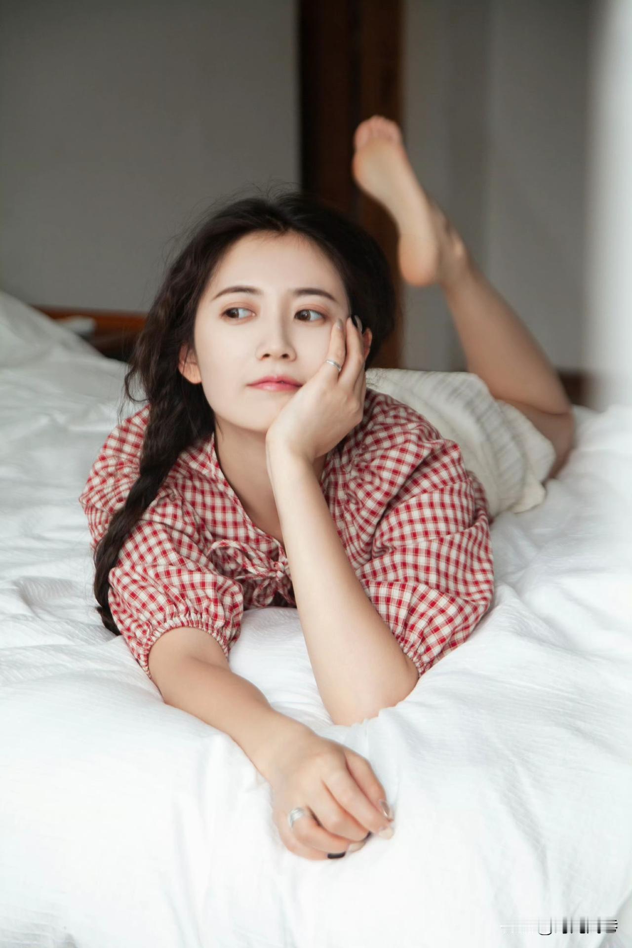 陈钰琪居家写真，自然随意，松弛感满满！