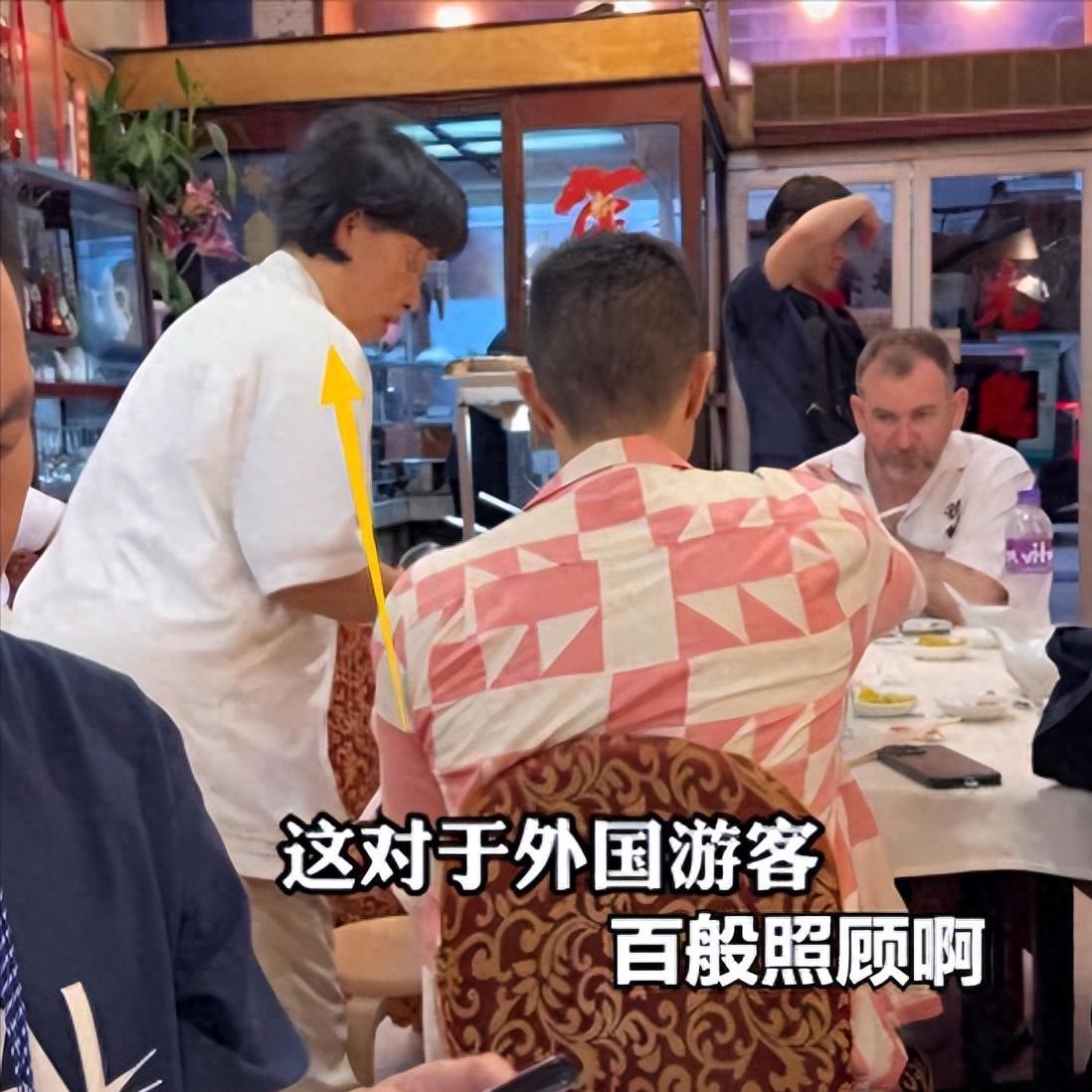 收国人235元服务费还冷眼相待，老外进店直接插队，老牌老店翻车。5月下旬，香