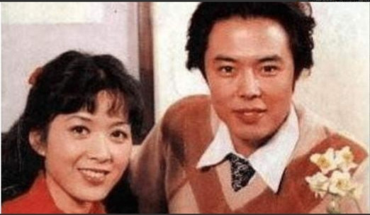 1983年，沈丹萍与张铁林已经谈了6年恋爱。有一天，沈丹萍刚回到宿舍，同宿舍的一