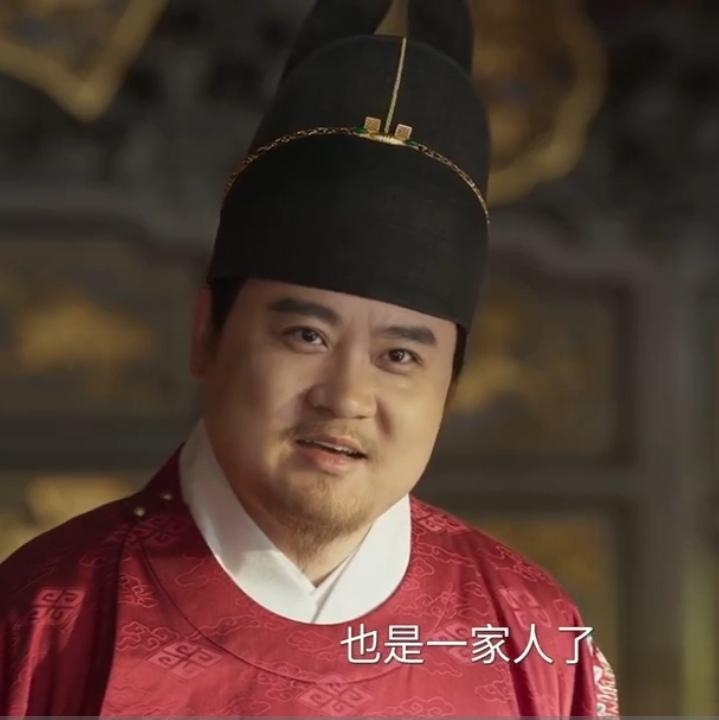 《兰香如故》上朝的片段，真的找半天才能认出太子。太子和一众大臣全都穿着红色朝
