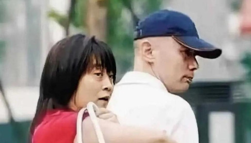 1995年，葛优拍戏赚了350万，把钱全部交给了妻子贺聪。谁知贺聪转身就在北京买