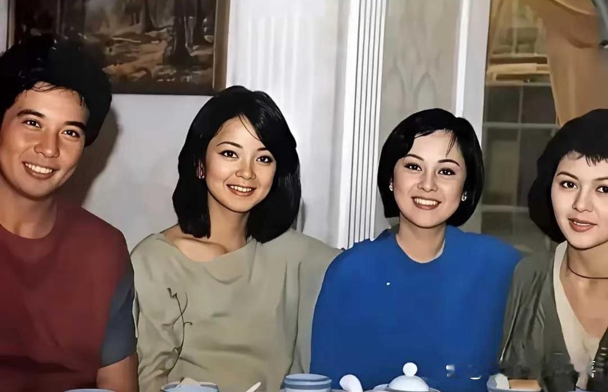 这是上世纪八十年代秦汉、邓丽君、甄珍、关之琳的合影旧照，真是惊艳了时光！