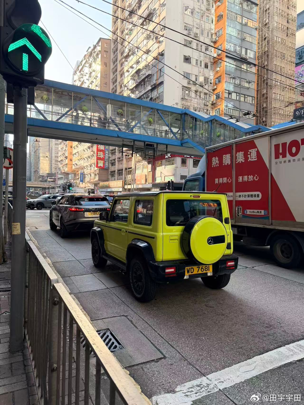 香港街头非常多吉姆尼其中不少都改成了“小G”很拉风也很可爱有一个疑问不知道香港的