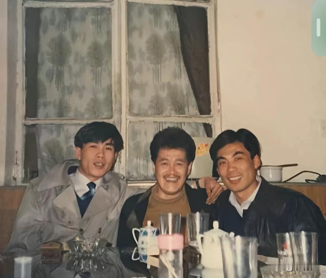 80年代末，赵本山和两位好朋友在家中的合影。那时本山大叔还没上央视春晚，正是打拼