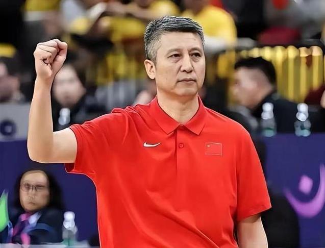 谁能拯救中国男篮？至从中国男篮输给韩国队后，一片指责声，有指责教练无