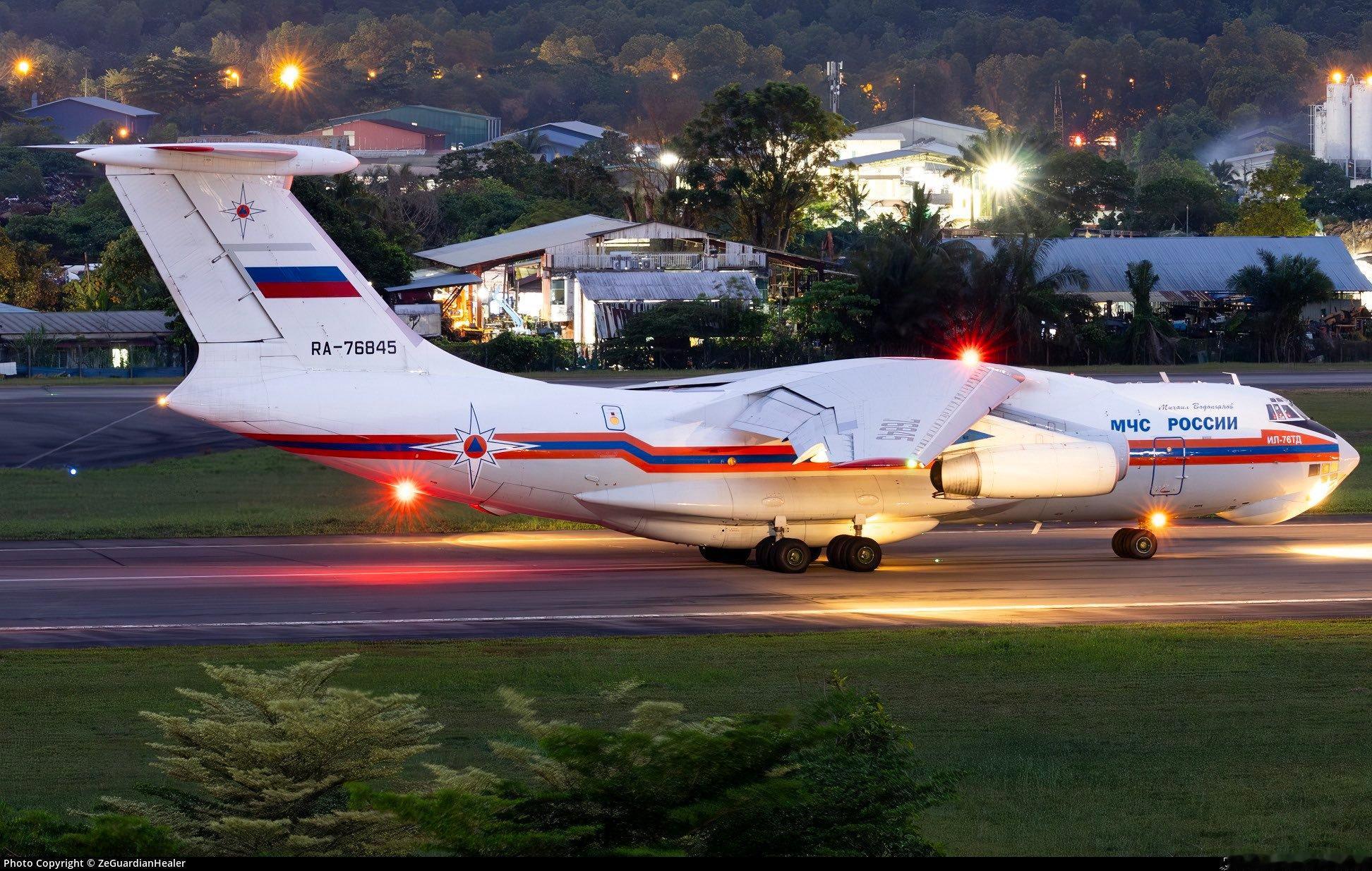 美伊对峙两架隶属俄罗斯紧急情况部的伊尔-76TD运输机降落阿联酋沙迦国际机场。鉴