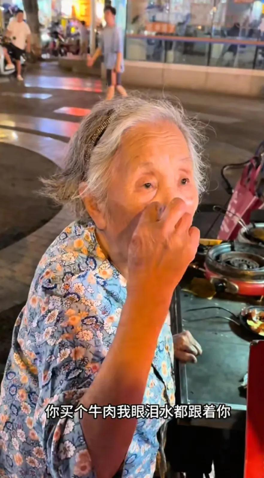 看看这位女博主怎样激怒蛋烘糕婆婆的。女博主问婆婆，你今年多大了，婆婆反问你买不